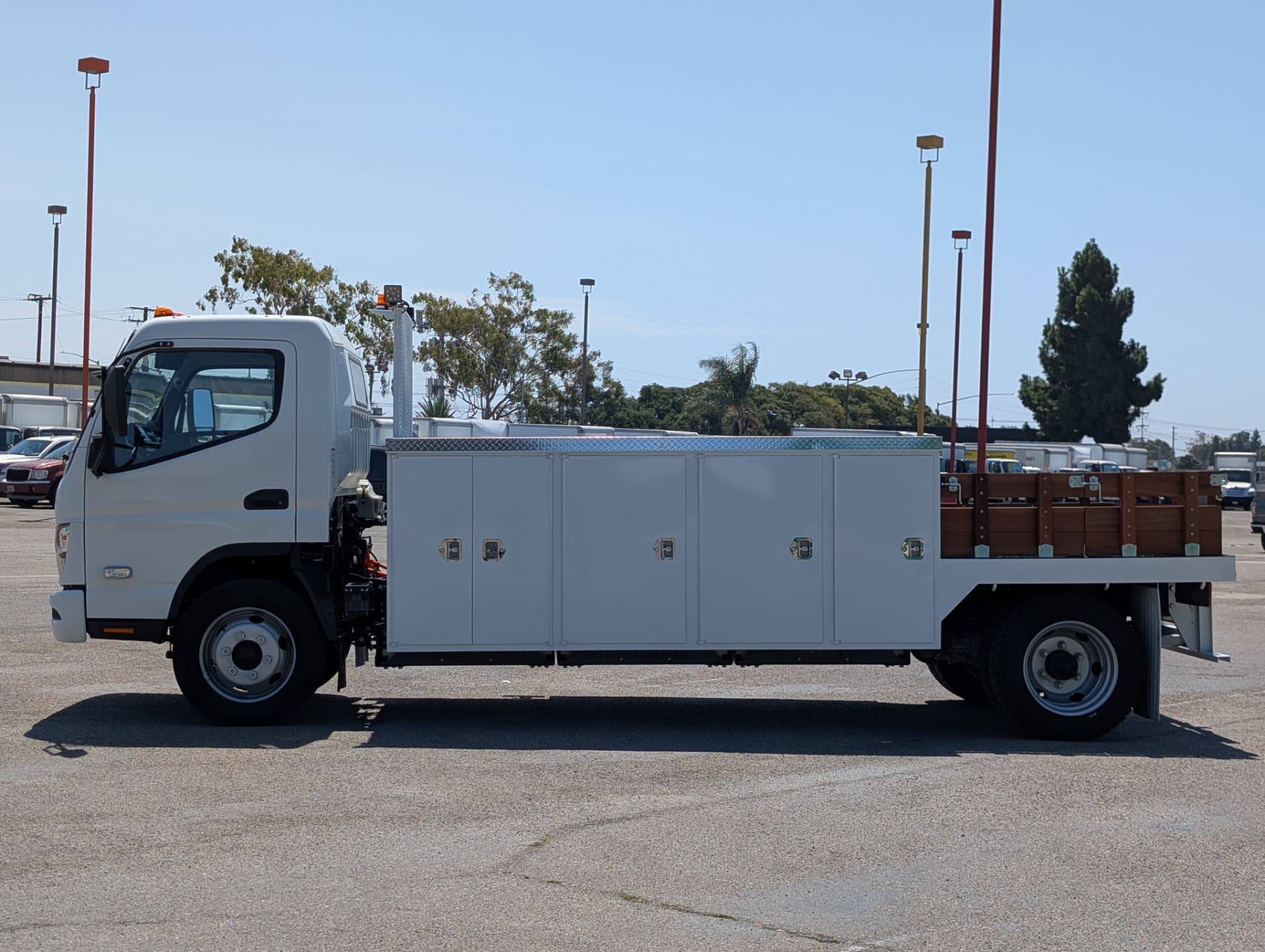 White RIZON e18L Class 5 electric combo body truck with service body and flatbed